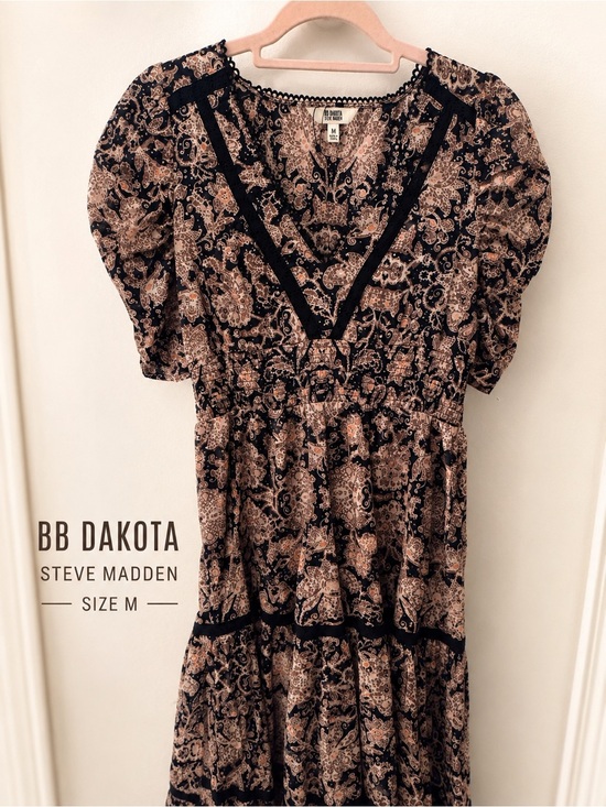 BB Dakota Dresses & Skirts - BB Dakota Paisley V-Neck Tiered Midi Dress - Black & Tan